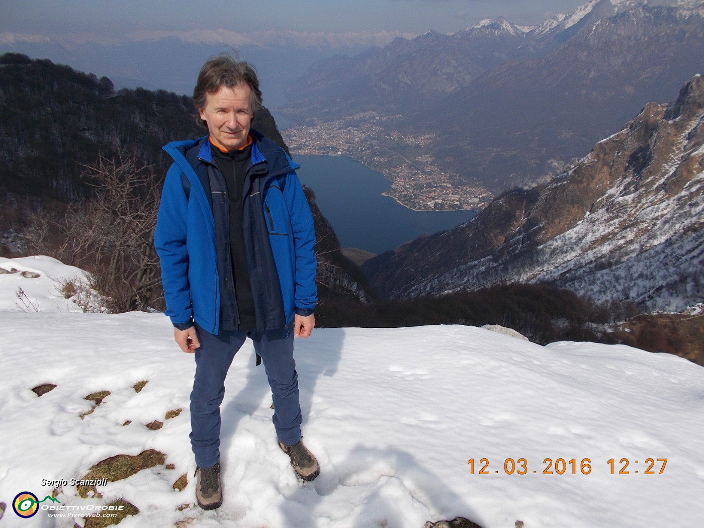 34 Mario sul panoramico sfondo del Lario.JPG